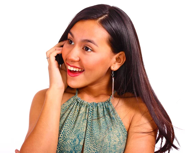 Glad kvinna ler och chattar på telefonen — Stockfoto