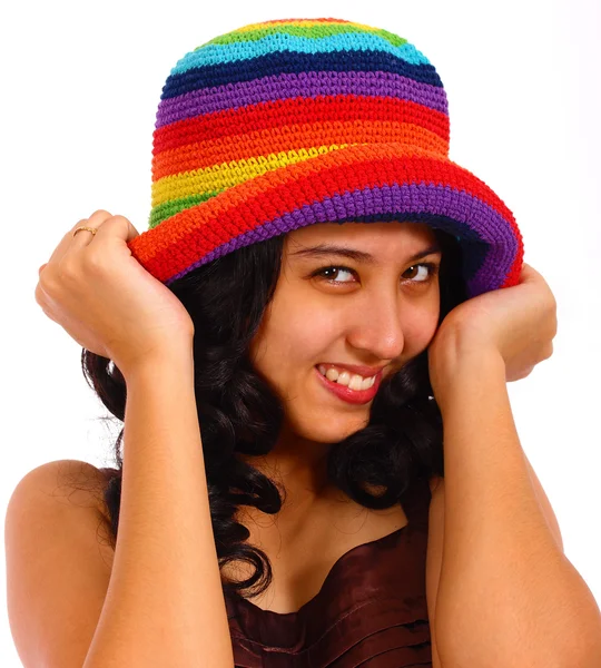 Attraktiv tonåring leende och hålla hennes hatt — Stockfoto