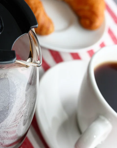 Ceașcă de cafea proaspăt preparată cu un croissant — Fotografie, imagine de stoc