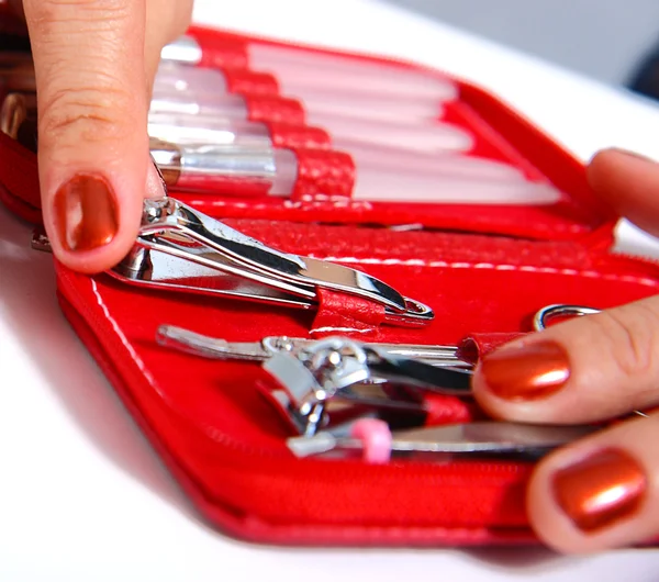 Obtendo cortadores de unhas de um conjunto de manicure — Fotografia de Stock