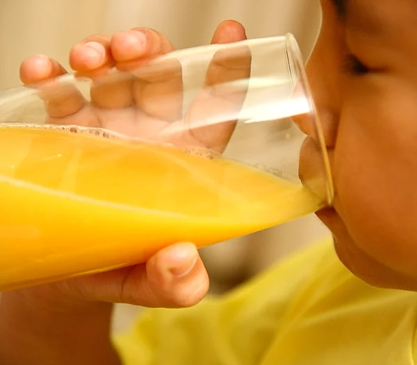 Fiú egy egészséges pohár narancslé — Stock Fotó
