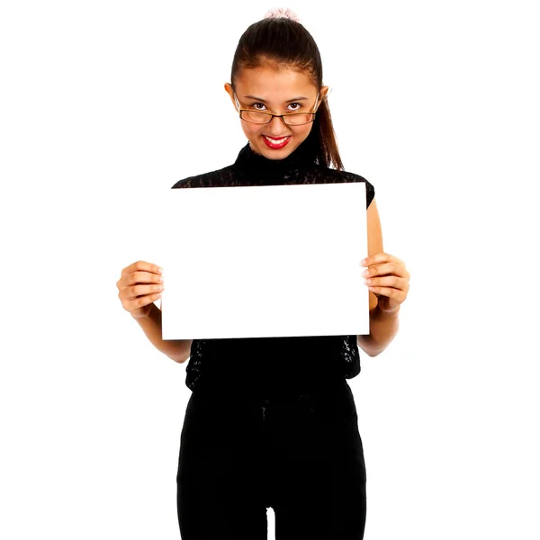 Chica sosteniendo una tarjeta blanca en blanco —  Fotos de Stock