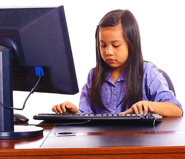 Девушка делает домашнюю работу за компьютером своего отца — стоковое фото
