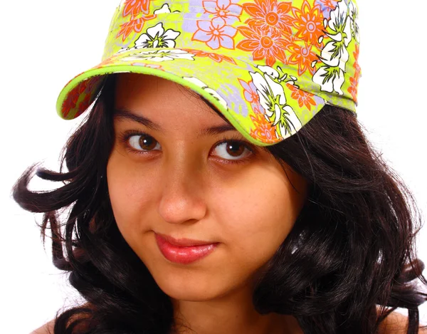 Χαμογελαστός και ελκυστική έφηβη κοπέλα φορώντας ένα καπάκι — Φωτογραφία Αρχείου