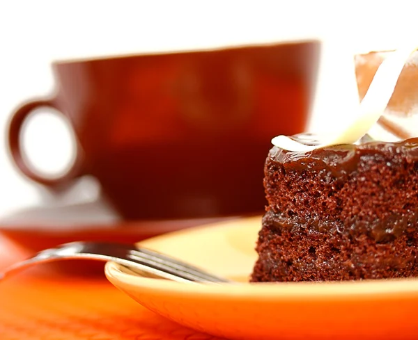 Heerlijk stuk van vochtige chocolade taart met koffie — Stockfoto