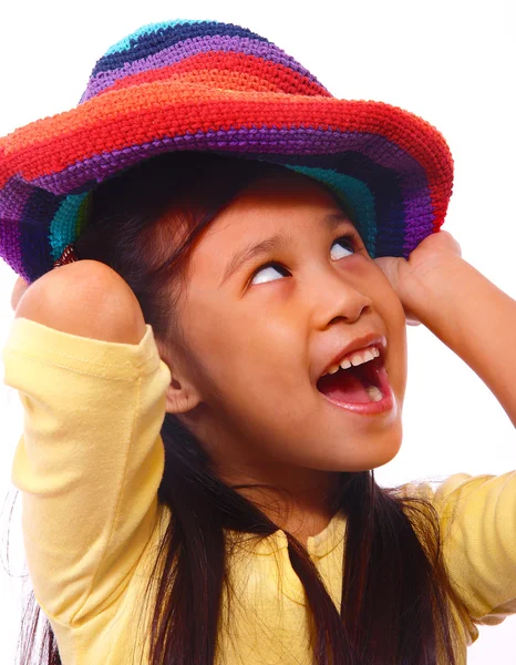 Χαμογελαστός και χαρούμενος κορίτσι, τοποθέτηση σε ένα καπέλο — Φωτογραφία Αρχείου
