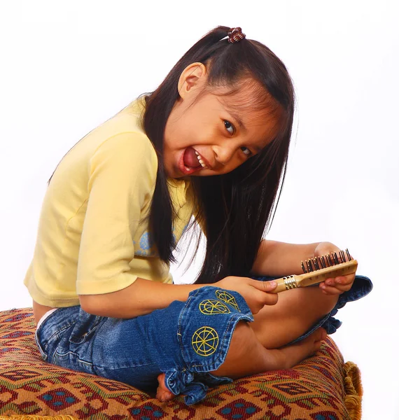 Šťastná dívka česání — Stock fotografie