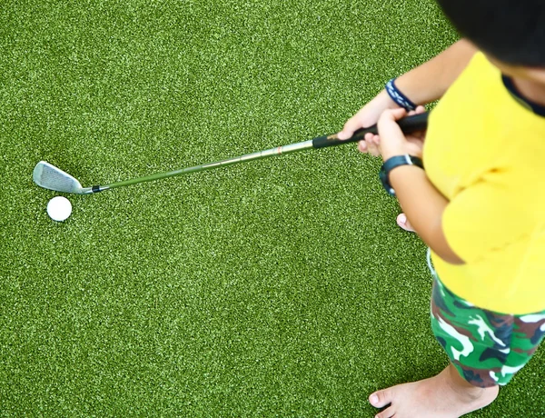 Criança pequena aprendendo a jogar golfe — Fotografia de Stock