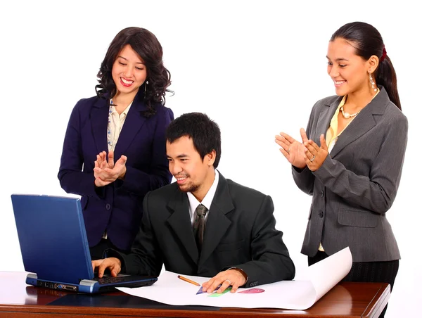 Gruppe av kontorarbeidere som feirer sin suksess – stockfoto