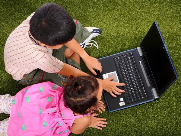 Zwei Kinder draußen im Internet surfen — Stockfoto