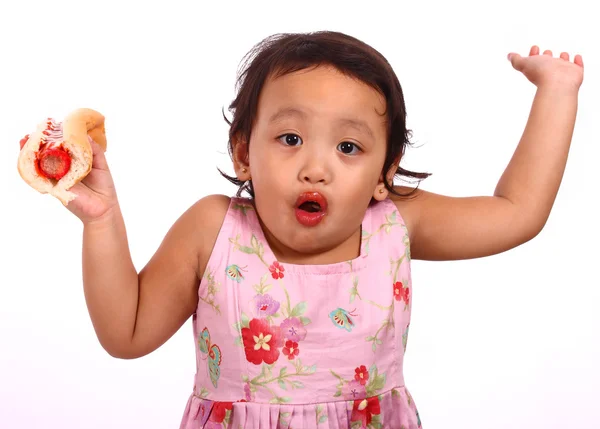 Aranyos lány meglepődött, amikor ő hotdog túl forró — Stock Fotó