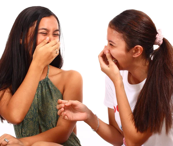 Дві дівчинки підлітка сміятися і сміятися — стокове фото