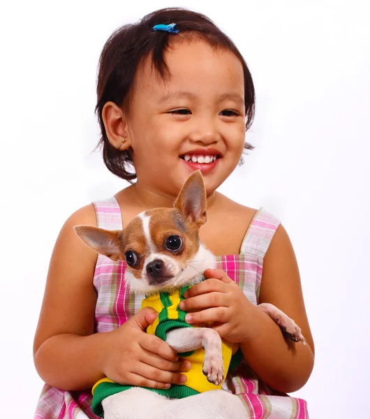 快乐的女孩举行和拥抱她宠物奇瓦瓦 — 图库照片