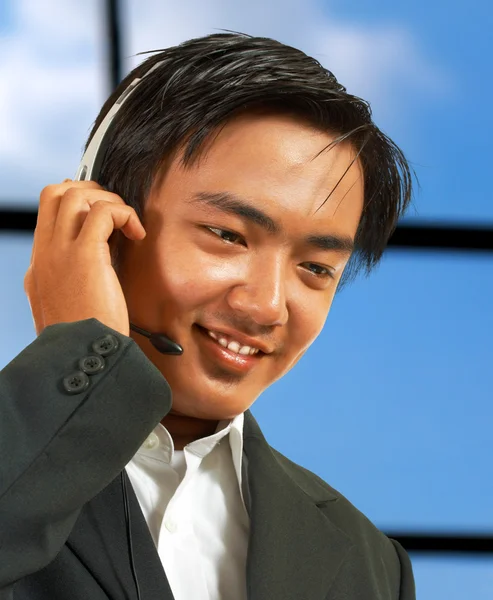 Manliga telemarketing reprentative pratar med en kund — Stockfoto