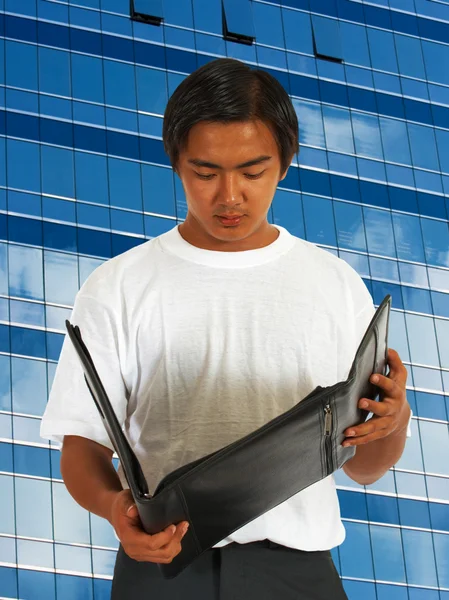 Worker Checking His Notes In A Leather Folder — Stock Photo, Image