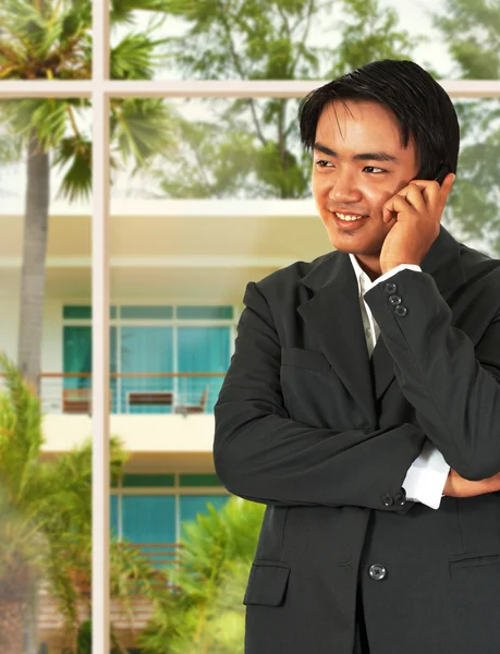Asiático hombre de negocios hablando en el teléfono en su casa —  Fotos de Stock