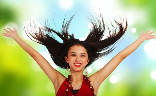 Flicka med händer och hår i luften — Stockfoto