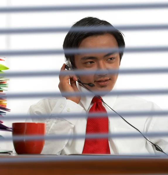 Uomo d'affari che comunica online — Foto Stock