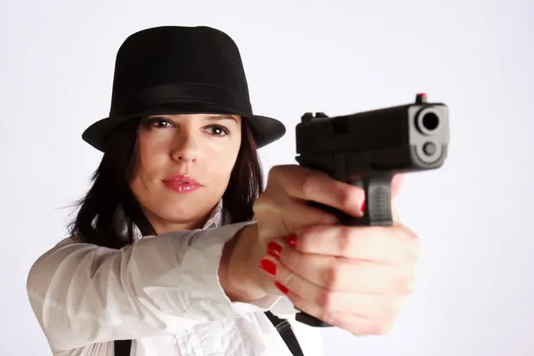 Женщина, целящаяся из пистолета — стоковое фото