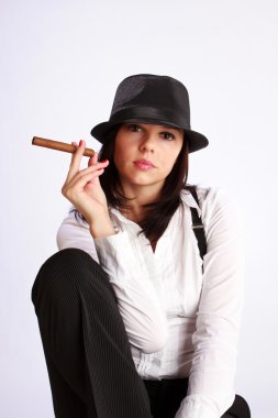 bir puro tutan bir kadın