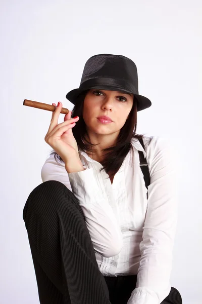 Bir puro tutan bir kadın — Stok fotoğraf