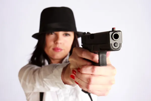 Jonge vrouw met een pistool — Stockfoto