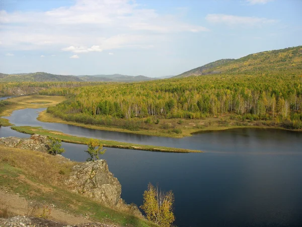 Ορεινό τοπίο με ένα ποτάμι. φθινόπωρο — Φωτογραφία Αρχείου