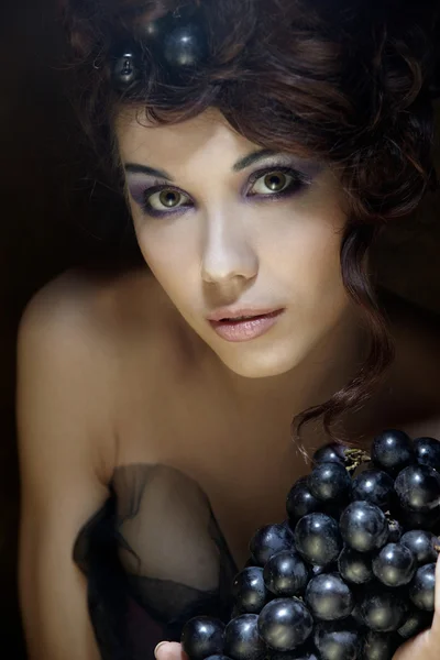 Portrait with grapes — Stock Photo, Image