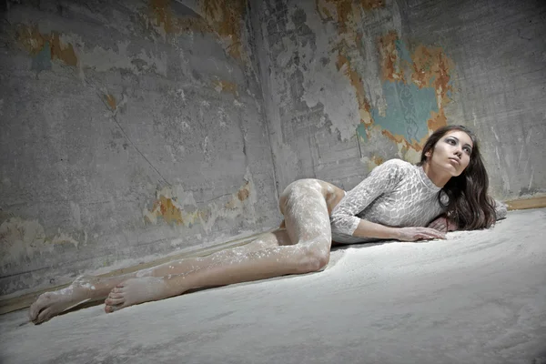 Dívka ležící na podlaze — Stock fotografie
