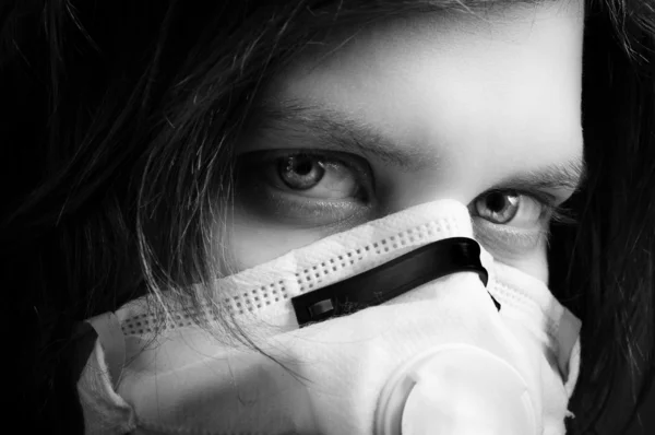 Kız giyiyor koruyucu maske — Stok fotoğraf