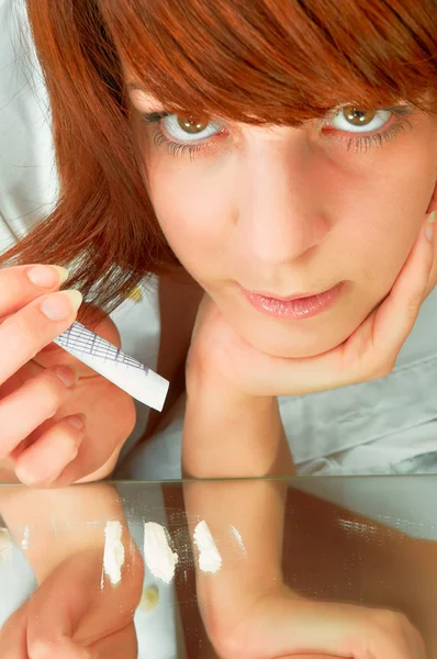 Young attractive woman ready to sniff up cocaine (imitation) — Stock Photo, Image