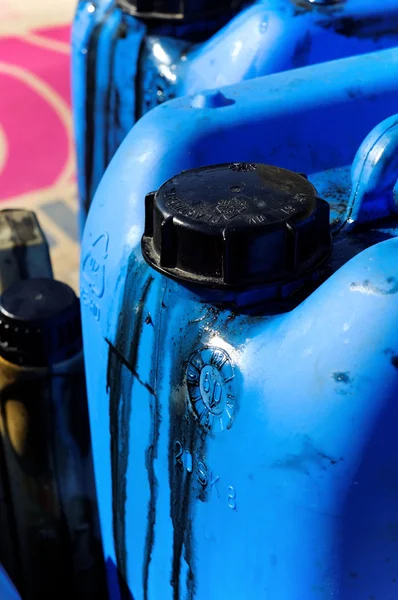Uma lata de plástico cheia de óleo preto — Fotografia de Stock