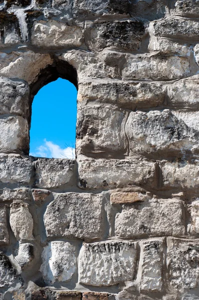 Burgmauer mit Fenster darin — Stockfoto