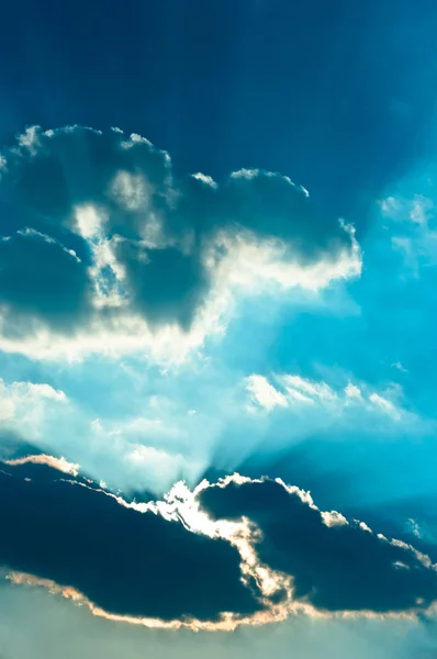 Sonne schlägt sich durch Wolken — Stockfoto