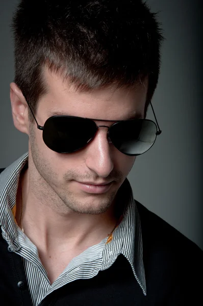 Portret van een jongeman met een zonnebril — Stockfoto