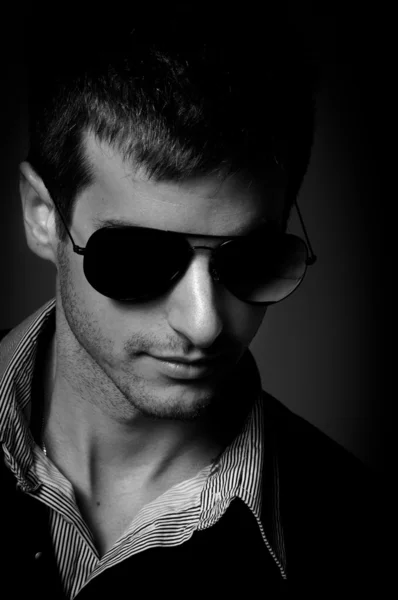 Крупним планом молодий чоловік в сонцезахисних окулярах в чорно-білому — стокове фото