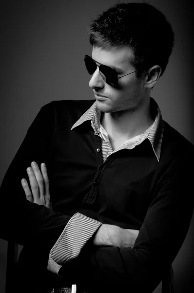Retrato de um jovem usando óculos escuros em preto e branco — Fotografia de Stock