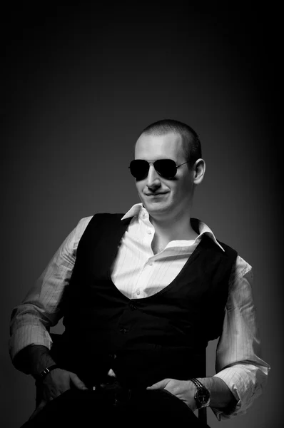 Portrait of a young man wearing sunglasses in black and white — Stock Photo, Image