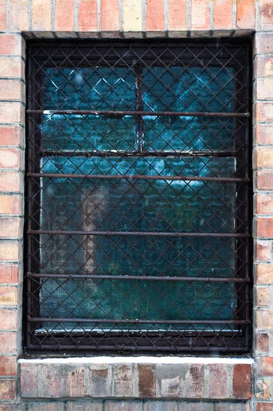 Antiguo primer plano de ventana con barras en él — Foto de Stock