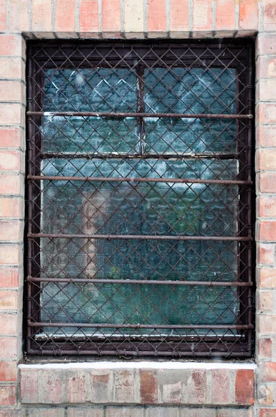 上有栏杆的旧窗口特写。 — 图库照片