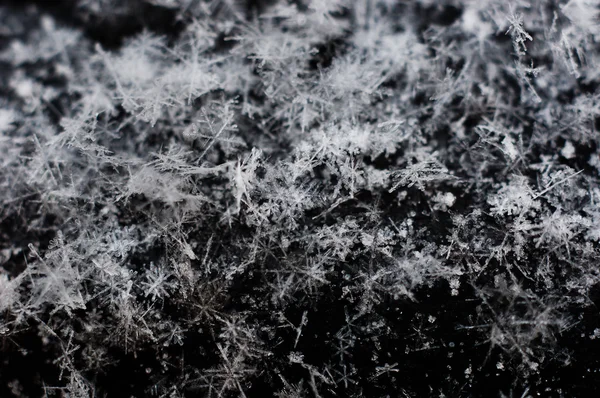 Is cristals faller med svart bakgrund makro skott — Stockfoto