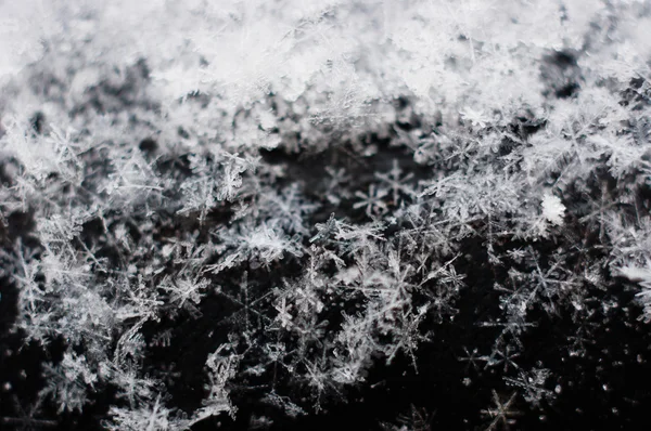 Cristaux de glace tombant avec fond noir macro shot — Photo
