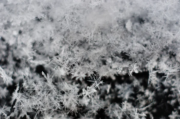 Is cristals faller med svart bakgrund makro skott — Stockfoto