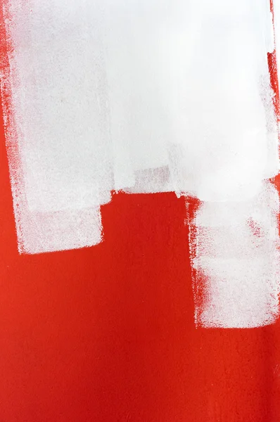 赤い壁を白いペイント — ストック写真