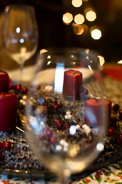Kerzen und Gläser mit unscharfem Hintergrund — Stockfoto