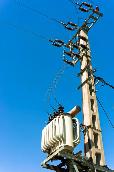 Линия электропередачи против голубого неба — стоковое фото