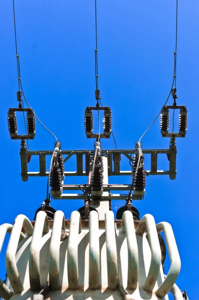 Stromleitungen gegen blauen Himmel — Stockfoto