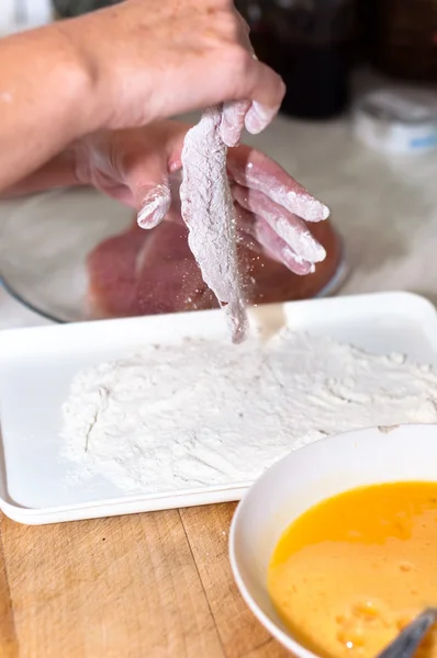 Carne fresca com farinha nas mãos de um cozinheiro com as costas embaçadas — Fotografia de Stock