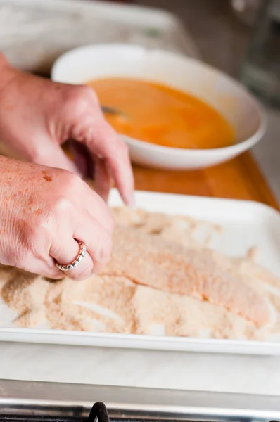 Carne fresca con miga con las manos del cocinero —  Fotos de Stock