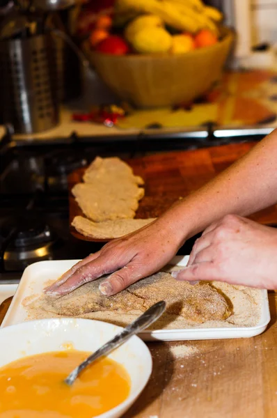 Carne fresca con harina y miga en las manos de un cocinero w —  Fotos de Stock